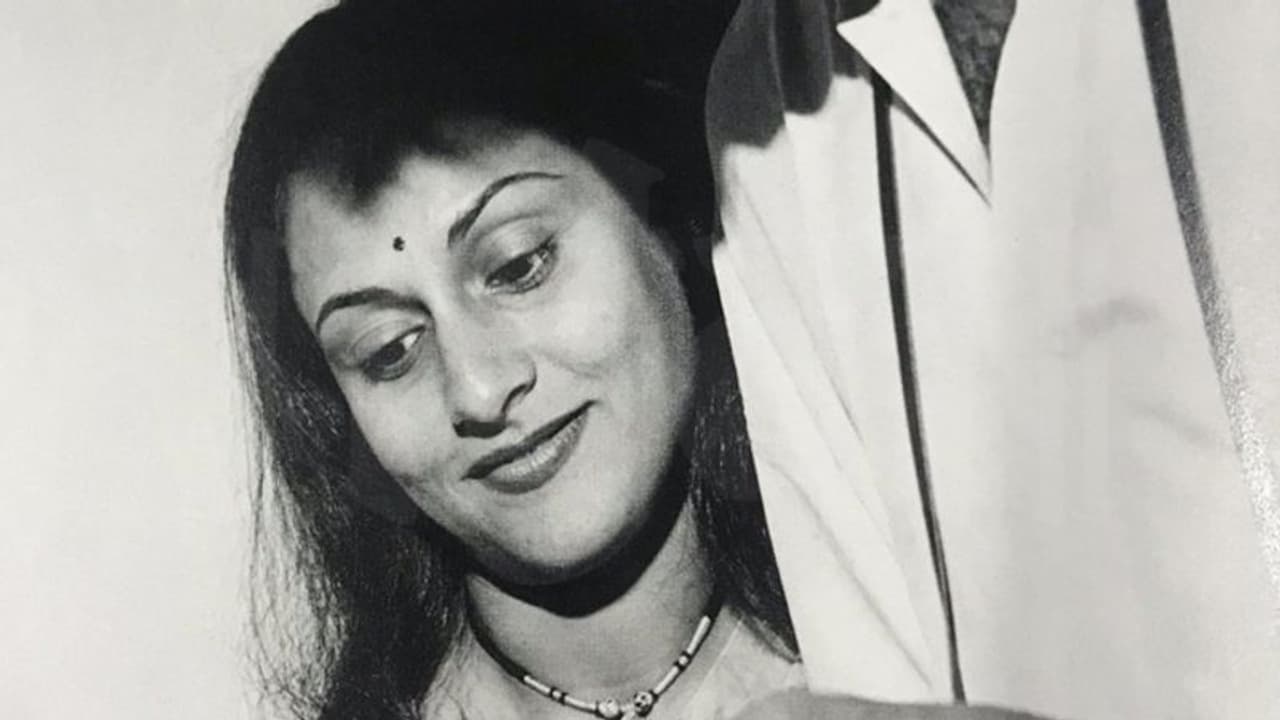 करवा चौथ पर बिग बी ने शेयर की जया की रेयर फोटो, फनी अंदाज में कही ये बात करवा चौथ पर बिग बी ने शेयर की जया की रेयर फोटो, फनी अंदाज में कही ये बात