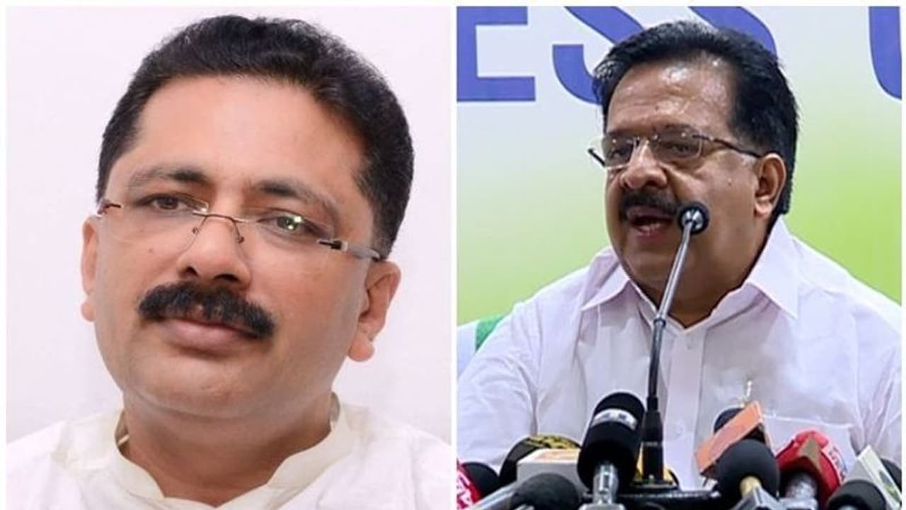 മാര്ക്ക് ദാന വിവാദത്തില് ഗവര്ണര് റിപ്പോര്ട്ട് തേടി; ജലീല് ചെന്നിത്തല പോര് തുടരുന്നു മാര്ക്ക് ദാന വിവാദത്തില് ഗവര്ണര് റിപ്പോര്ട്ട് തേടി; ജലീല് ചെന്നിത്തല പോര് തുടരുന്നു