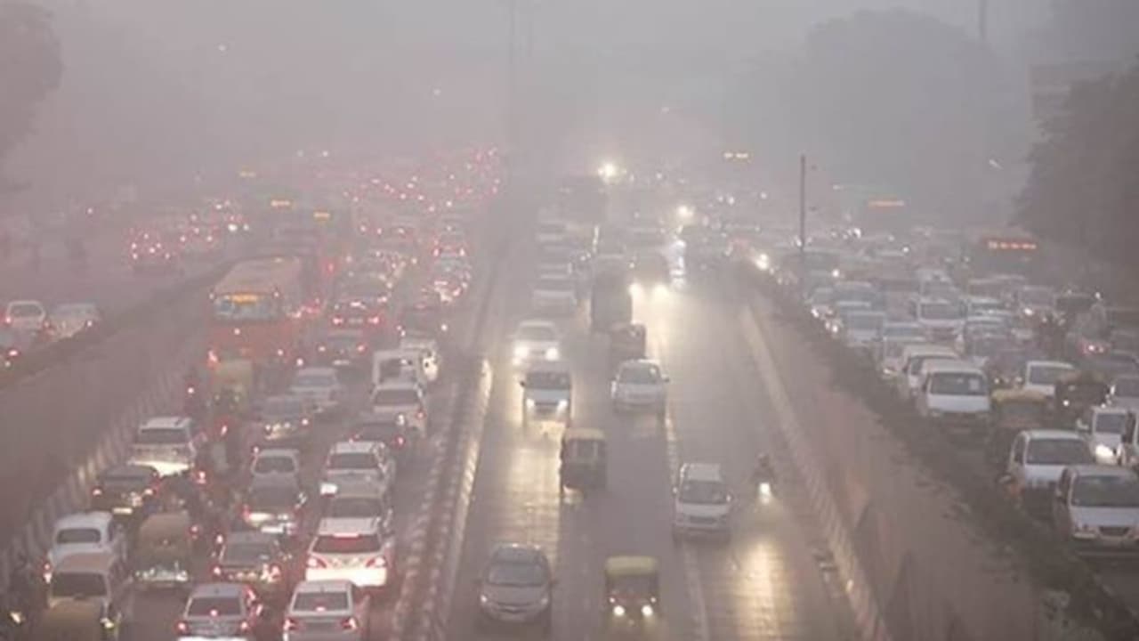 Post Diwali, Delhi witnesses 'very poor' air quality; Mumbai breathes easy Post Diwali, Delhi witnesses 'very poor' air quality; Mumbai breathes easy