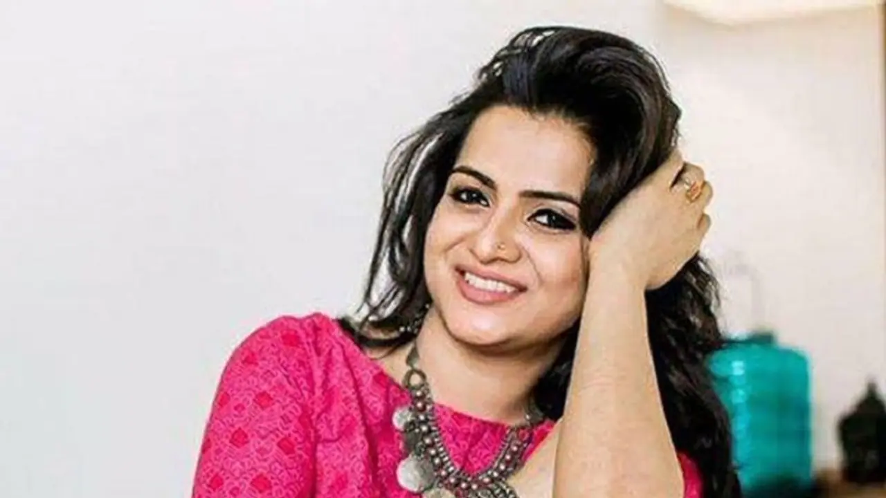 நீச்சல் குளத்தில்... பிகினி உடையில்... டிடி கட்டி அணைத்து கொண்டிருப்பது யார்? வெளியானது சர்ச்சை புகைப்படம்!