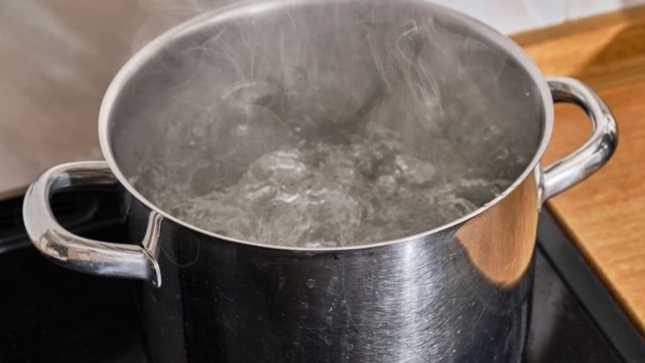 తన లవర్ వేరే యువతిని పెళ్లి చేసుకున్నాడని సలసల కాగే వేడి నీటిని మీద పోసింది.. కేసు నమోదు