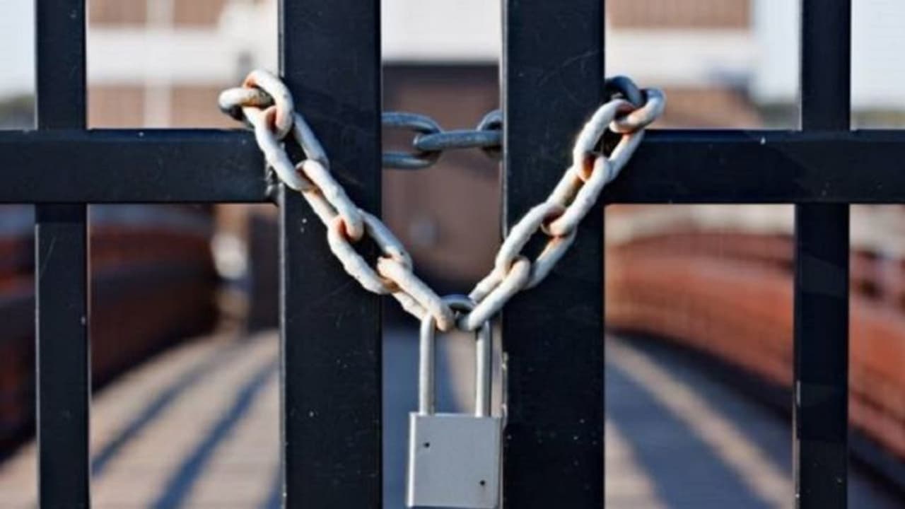 ಶಿಕ್ಷಕರಿಲ್ಲ: ಸರ್ಕಾರಿ ಶಾಲೆ ಗೇಟ್ಗೆ ಬಿತ್ತು ಬೀಗ..! ಶಿಕ್ಷಕರಿಲ್ಲ: ಸರ್ಕಾರಿ ಶಾಲೆ ಗೇಟ್ಗೆ ಬಿತ್ತು ಬೀಗ..!