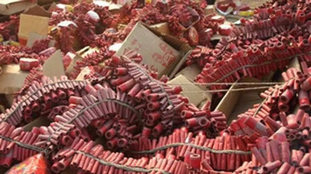 கொரோனா ஊரடங்கு: பட்டாசு தொழிலாளர்களுக்கு பட்டாசு கிளப்பும் செய்தி கொரோனா ஊரடங்கு: பட்டாசு தொழிலாளர்களுக்கு பட்டாசு கிளப்பும் செய்தி