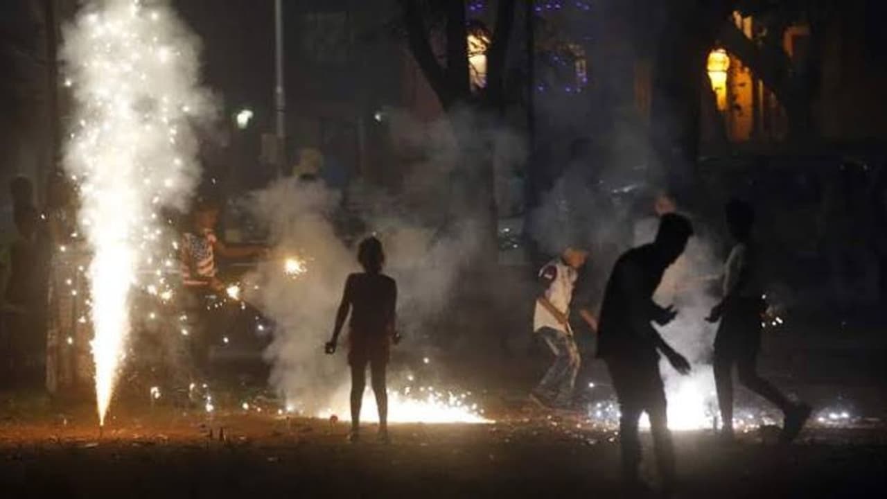 ರಾಜಧಾನಿಯಲ್ಲಿ ದೀಪಾವಳಿಗೆ ಪಟಾಕಿ ಸಂಪೂರ್ಣ ನಿಷೇಧ, ಮಾರಾಟ ಸಿಡಿಸಲು ಅವಕಾಶವಿಲ್ಲ! ರಾಜಧಾನಿಯಲ್ಲಿ ದೀಪಾವಳಿಗೆ ಪಟಾಕಿ ಸಂಪೂರ್ಣ ನಿಷೇಧ, ಮಾರಾಟ ಸಿಡಿಸಲು ಅವಕಾಶವಿಲ್ಲ!