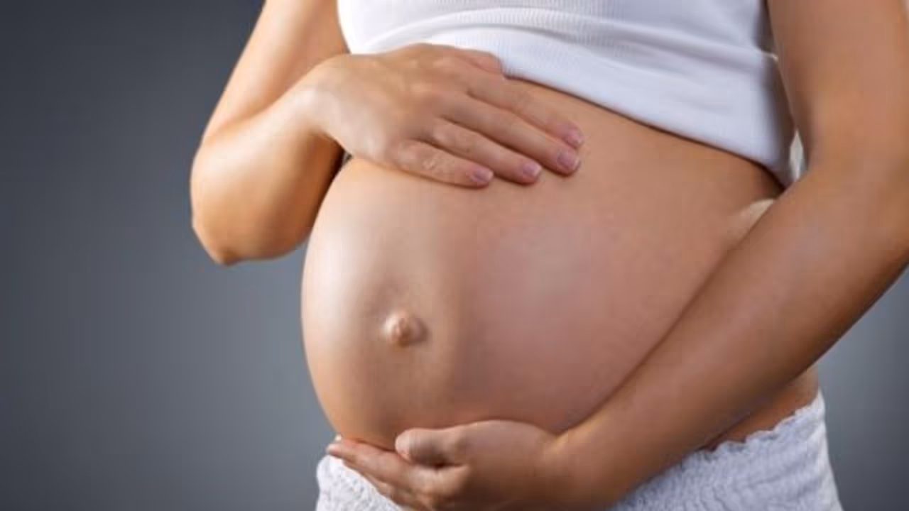 ഗര്ഭിണിയാണെന്ന് കരുതി; ഇരുപതുകാരിയുടെ വയറിനുളളില് കണ്ടെത്തിയത് മറ്റൊന്ന്... ഗര്ഭിണിയാണെന്ന് കരുതി; ഇരുപതുകാരിയുടെ വയറിനുളളില് കണ്ടെത്തിയത് മറ്റൊന്ന്...