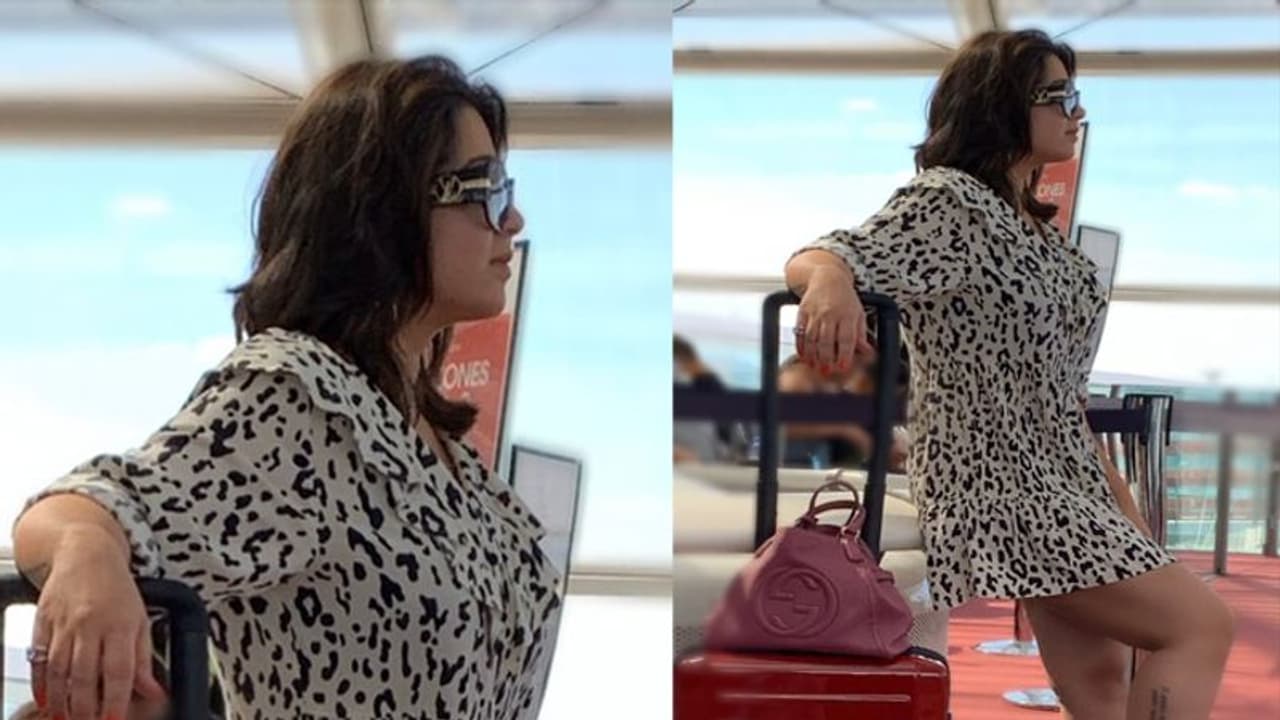 హాట్ ఛార్మి: ప్రొడ్యూసర్ అయినా.. పొగరు తగ్గలేదు హాట్ ఛార్మి: ప్రొడ్యూసర్ అయినా.. పొగరు తగ్గలేదు