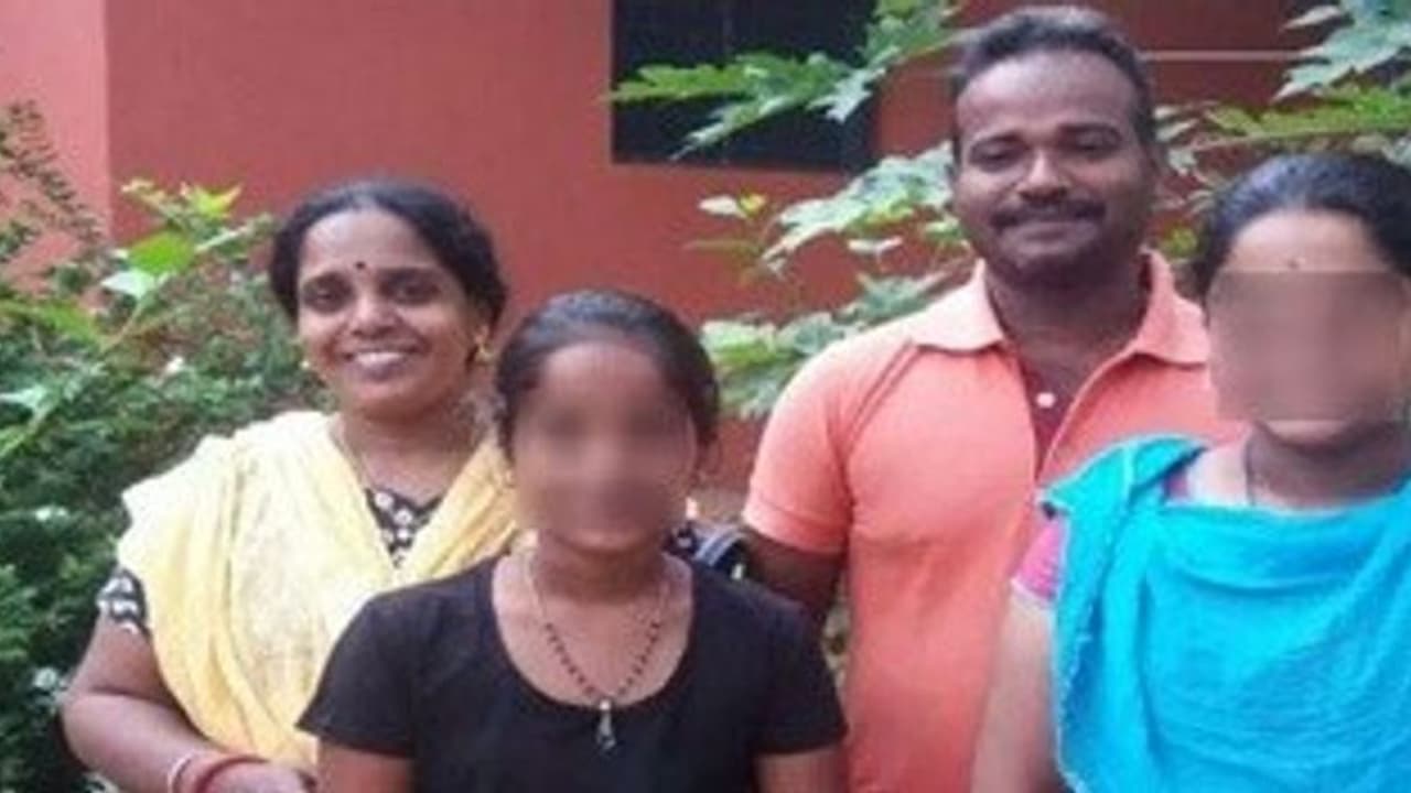 ஒரே குடும்பத்தைச் சேர்ந்த 4 பேர் தற்கொலை..! தீராத கடன் தொல்லையால் எடுத்த விபரீத முடிவு..! ஒரே குடும்பத்தைச் சேர்ந்த 4 பேர் தற்கொலை..! தீராத கடன் தொல்லையால் எடுத்த விபரீத முடிவு..!