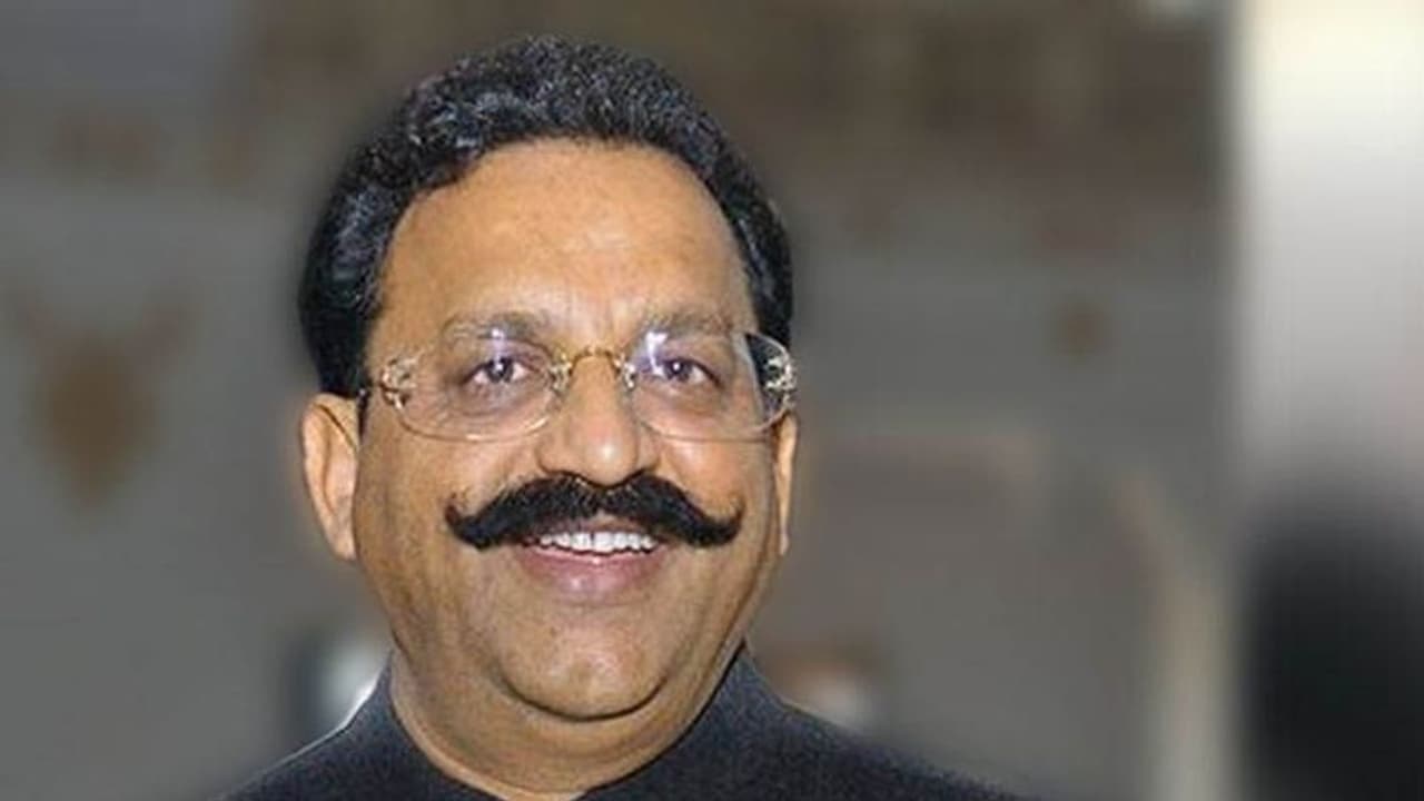 मुख्तार अंसारी के बेटे के घर से असलहे व साढ़े चार हजार कारतूस बरामद, करोड़ो में है इनकी कीमत मुख्तार अंसारी के बेटे के घर से असलहे व साढ़े चार हजार कारतूस बरामद, करोड़ो में है इनकी कीमत