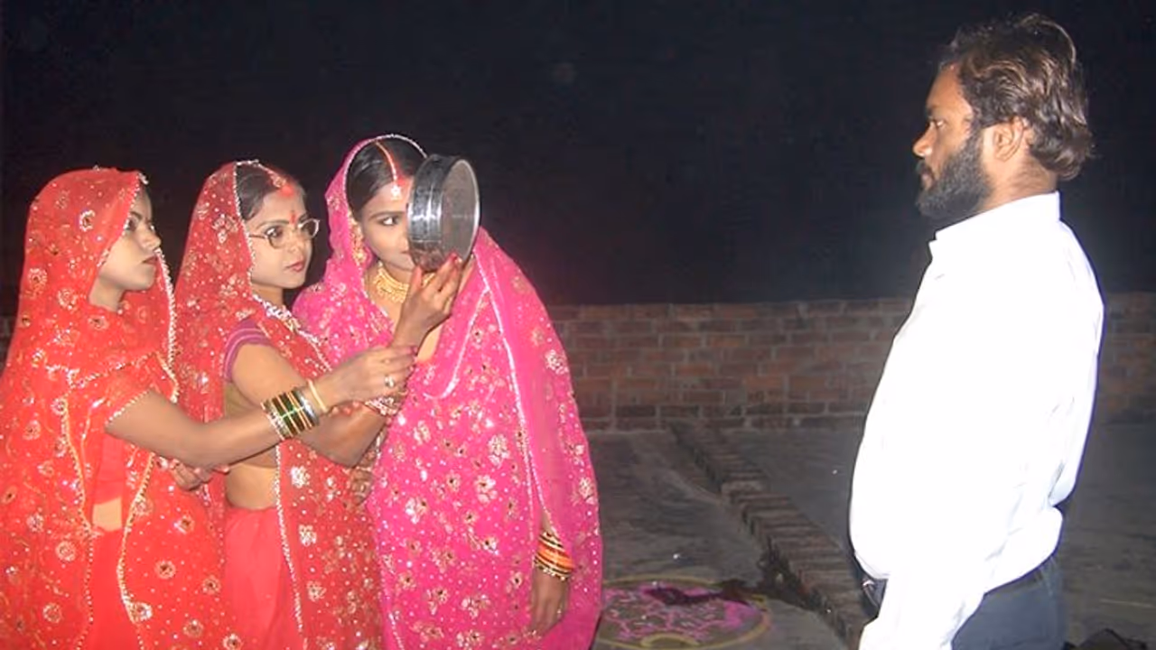 एक शख्स की 3 पत्नियां, तीनों ने एक साथ इस तरह तोड़ा करवाचौथ का व्रत