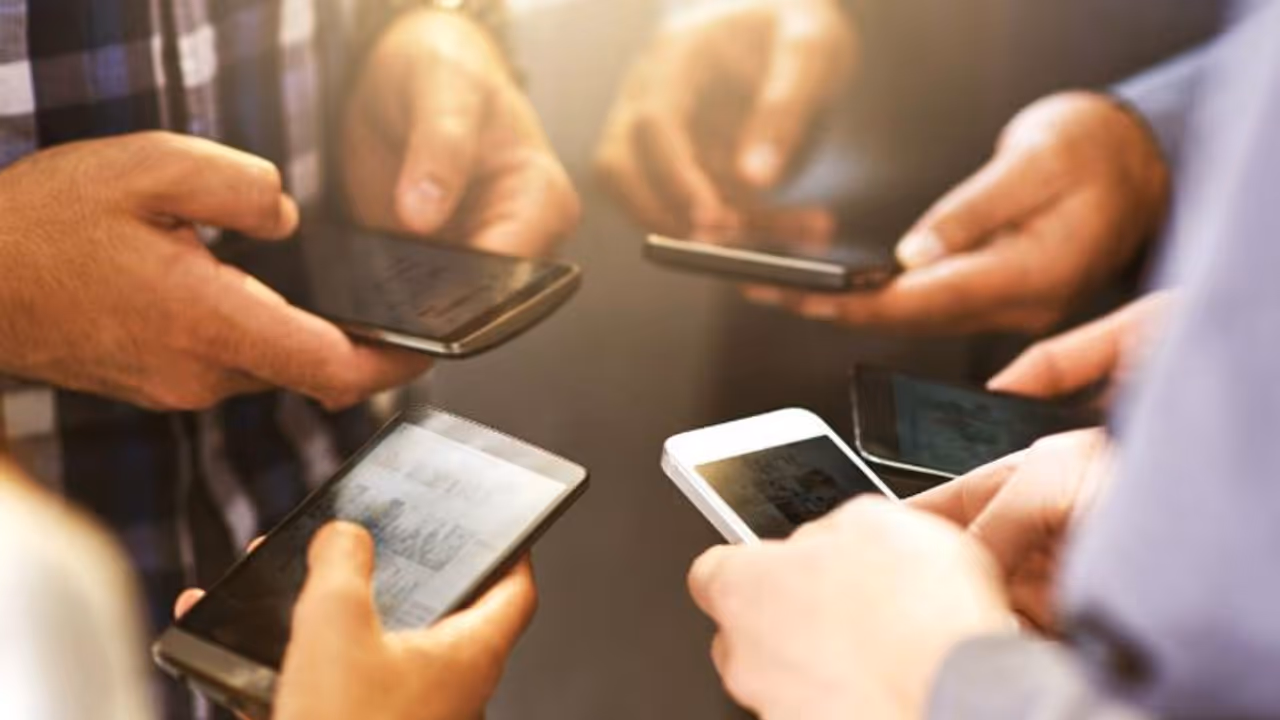 মোবাইলে মগ্ন নার্স, দুর্গাপুরে অক্সিজেনের অভাবে বেঘোরে মৃত্যু রোগীর মোবাইলে মগ্ন নার্স, দুর্গাপুরে অক্সিজেনের অভাবে বেঘোরে মৃত্যু রোগীর