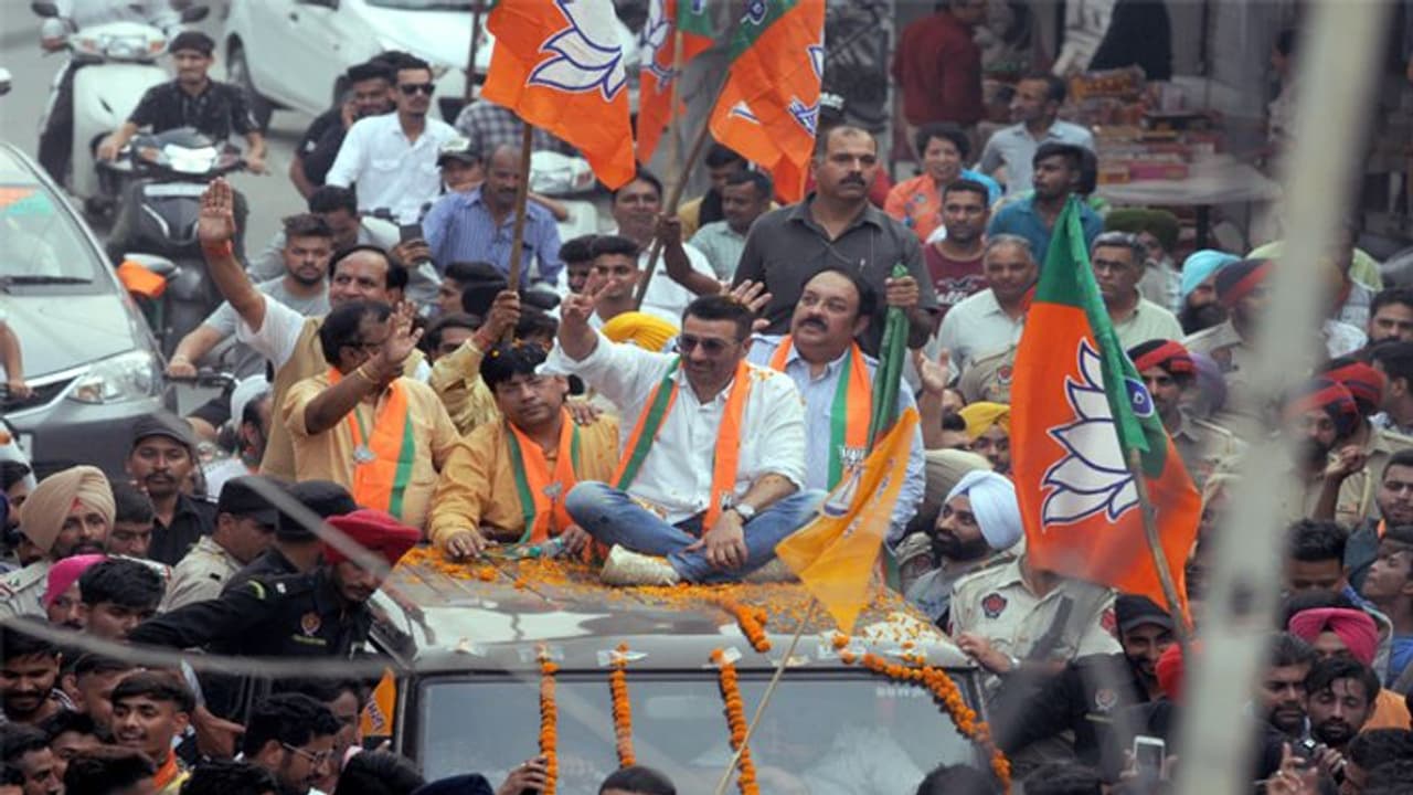 पंजाब में BJP कंडिडेट के लिए सनी देओल का रोड शो, गाड़ी तक पहुंचने के लिए धक्का मुक्की पंजाब में BJP कंडिडेट के लिए सनी देओल का रोड शो, गाड़ी तक पहुंचने के लिए धक्का मुक्की