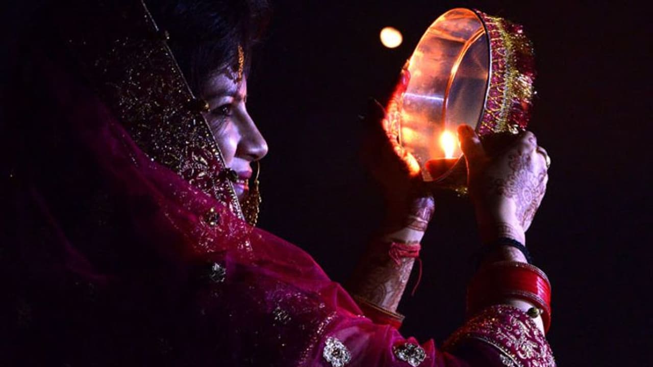 కర్వాచౌత్ నాడు ఉపవాసం చేస్తున్న భార్యపై భర్త దాడి.. 12 కత్తిపోట్లతో మహిళ పరిస్థితి విషమం... 