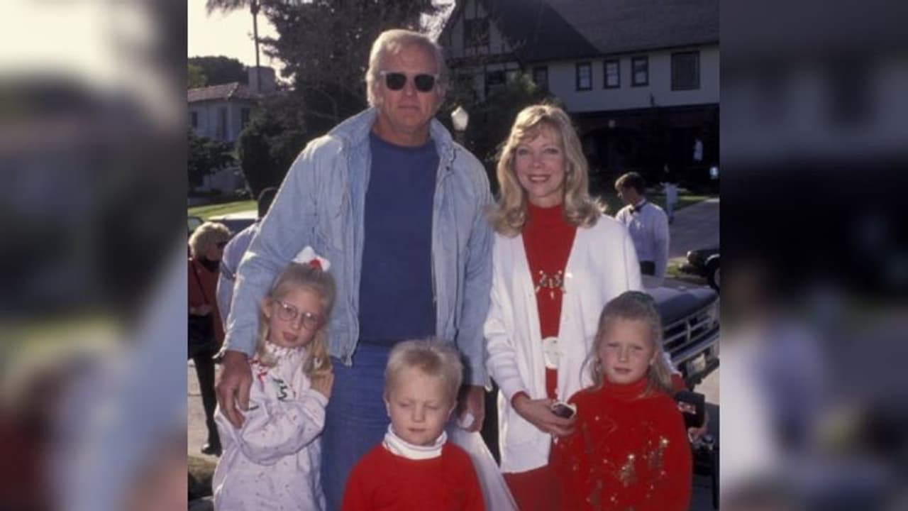 ছুরিকাঘাতে মাকে হত্যা, অভিনেতা রন এলির বিরুদ্ধে হত্যার দায় চাপানোর চেষ্টা ছেলের ছুরিকাঘাতে মাকে হত্যা, অভিনেতা রন এলির বিরুদ্ধে হত্যার দায় চাপানোর চেষ্টা ছেলের