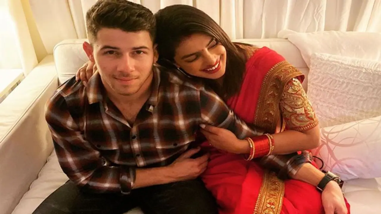 హిందూ మతంపై భర్తకు ప్రియాంక క్లాస్.. నిక్ జోనస్ ఫిదా! హిందూ మతంపై భర్తకు ప్రియాంక క్లాస్.. నిక్ జోనస్ ఫిదా!