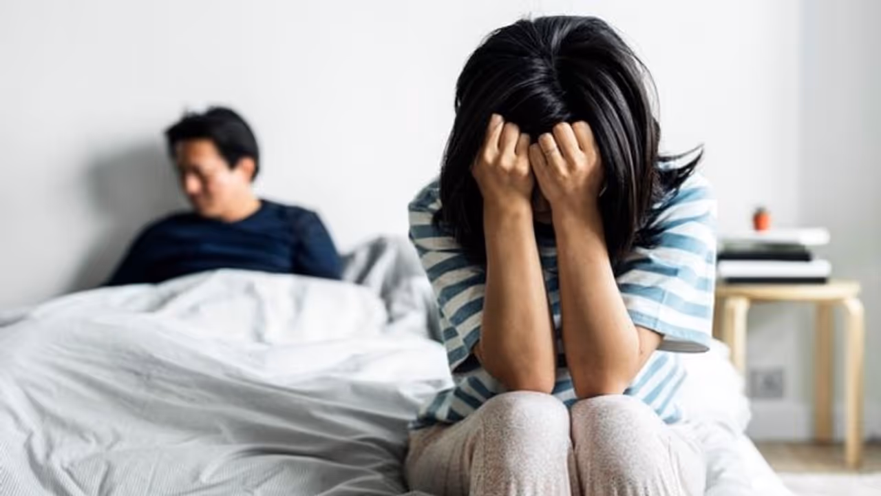 মায়ের সঙ্গে ছেলের অন্তরঙ্গ মুহুর্তে ঘটল ক্যাচাল, হাতেনাতে ধরে ফেলে পুলিশে দিল পুত্রবধূ মায়ের সঙ্গে ছেলের অন্তরঙ্গ মুহুর্তে ঘটল ক্যাচাল, হাতেনাতে ধরে ফেলে পুলিশে দিল পুত্রবধূ