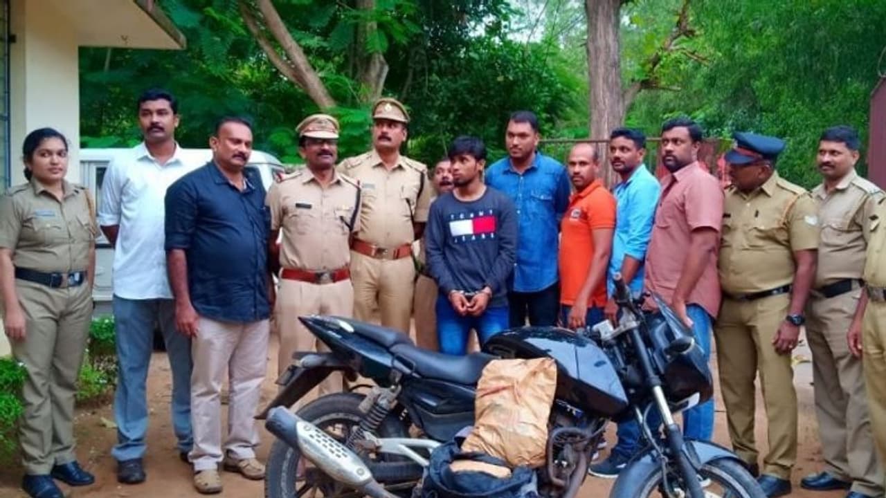 തിരുവനന്തപുരത്ത് 15 കിലോ കഞ്ചാവുമായി യുവാവ് പിടിയിൽ തിരുവനന്തപുരത്ത് 15 കിലോ കഞ്ചാവുമായി യുവാവ് പിടിയിൽ