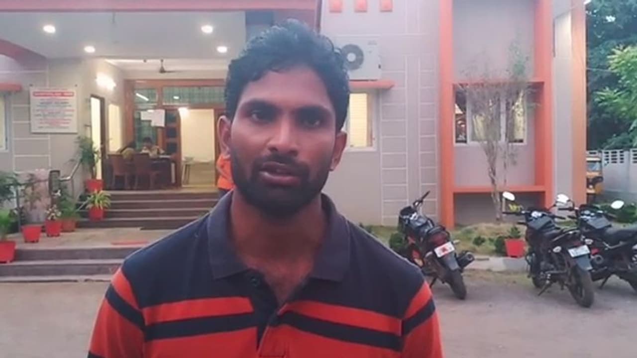 బ్యాంక్ వద్ద కాపుగాచి...వెంబడించి... పట్టపగలే రెచ్చిపోయిన దొంగలు బ్యాంక్ వద్ద కాపుగాచి...వెంబడించి... పట్టపగలే రెచ్చిపోయిన దొంగలు