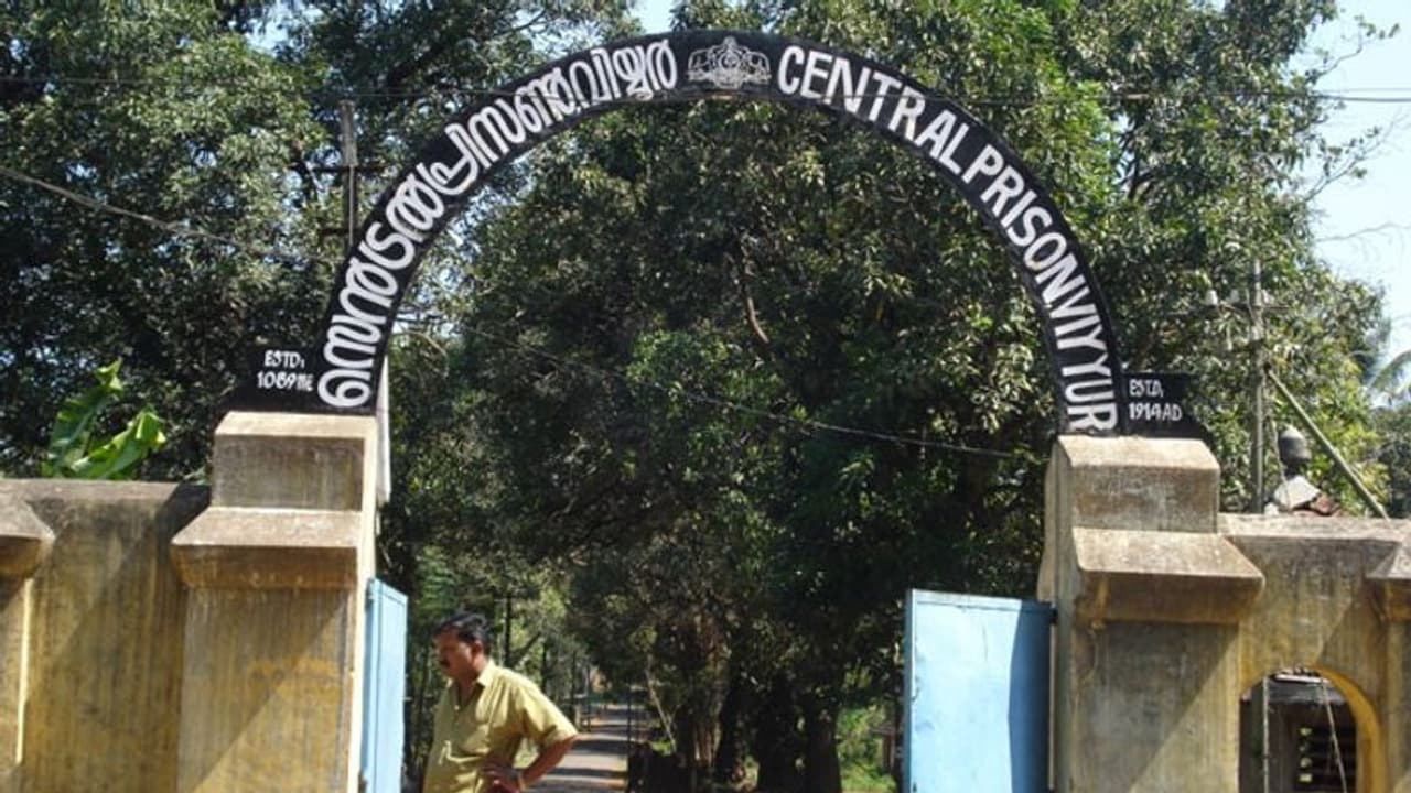 പൂജപ്പുര ജയിലിൽ നിന്ന് കഞ്ചാവ്, വിയ്യൂരിൽ നിന്ന് ആറ് ഫോണുകൾ: ജയിലുകളിൽ വ്യാപക പരിശോധന