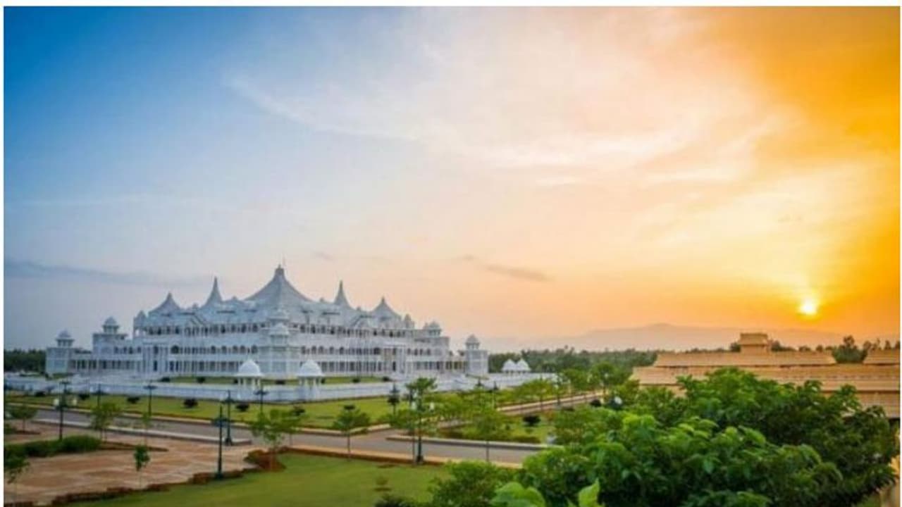 ആൾദൈവം കൽക്കിയുടെ ആശ്രമത്തിൽ ആദായനികുതി റെയ്ഡ്; 43.9 കോടി രൂപയും 88 കിലോ സ്വർണ്ണവും പിടിച്ചു ആൾദൈവം കൽക്കിയുടെ ആശ്രമത്തിൽ ആദായനികുതി റെയ്ഡ്; 43.9 കോടി രൂപയും 88 കിലോ സ്വർണ്ണവും പിടിച്ചു