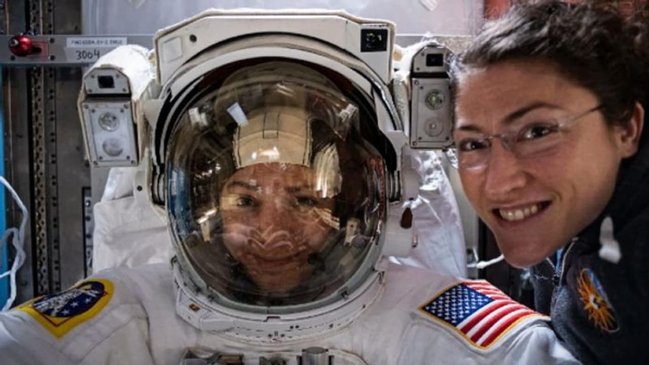 ইতিহাস গড়লেন দুই মহিলা নভোশ্চর, তাদের কীর্তির সাক্ষী হোন, দেখুন লাইভ ভিডিও ইতিহাস গড়লেন দুই মহিলা নভোশ্চর, তাদের কীর্তির সাক্ষী হোন, দেখুন লাইভ ভিডিও