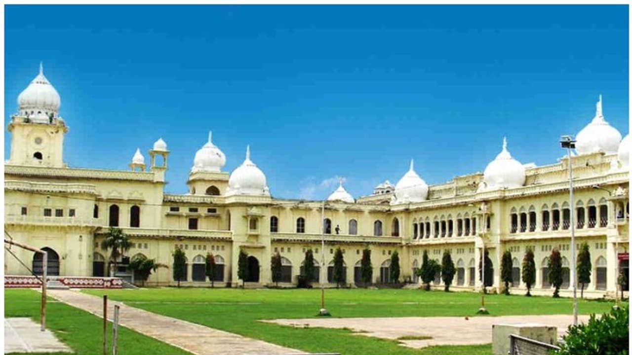 പണം നല്കാതെ മെസ്സില് നിന്നും ഭക്ഷണം കഴിച്ചു; വിദ്യാര്ത്ഥിക്ക് 20,000 രൂപ പിഴ ചുമത്തി ലഖ്നൗ സര്വകലാശാല പണം നല്കാതെ മെസ്സില് നിന്നും ഭക്ഷണം കഴിച്ചു; വിദ്യാര്ത്ഥിക്ക് 20,000 രൂപ പിഴ ചുമത്തി ലഖ്നൗ സര്വകലാശാല