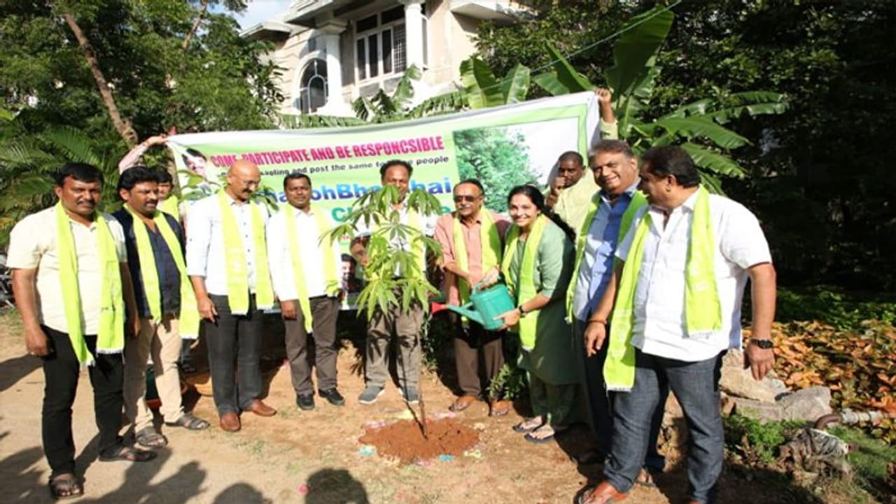 పరుచూరి ఛాలెంజ్.. మొక్కలు నాటిన సినీ ప్రముఖులు! పరుచూరి ఛాలెంజ్.. మొక్కలు నాటిన సినీ ప్రముఖులు!