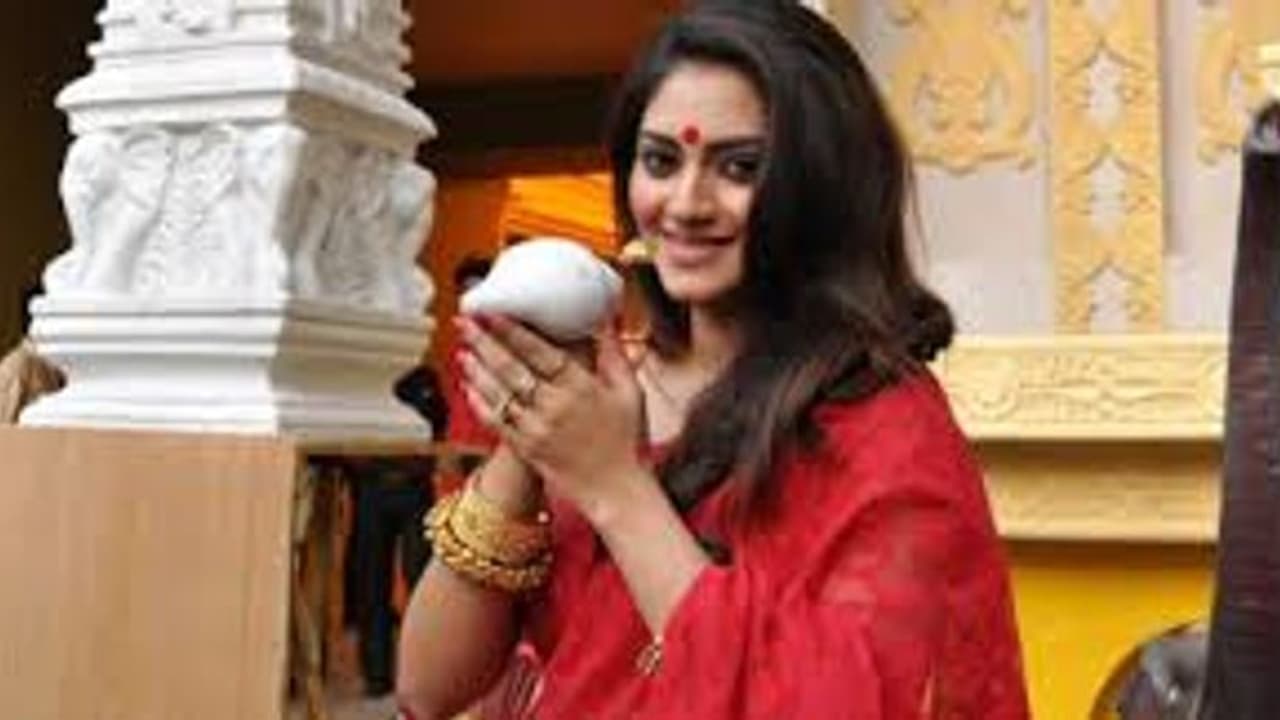 'শাড়ির সঙ্গে জ্যাকেট'! নয়া ফ্যাশন স্টেটমেন্ট এ ট্রোলের শিকার নুসরত 'শাড়ির সঙ্গে জ্যাকেট'! নয়া ফ্যাশন স্টেটমেন্ট এ ট্রোলের শিকার নুসরত