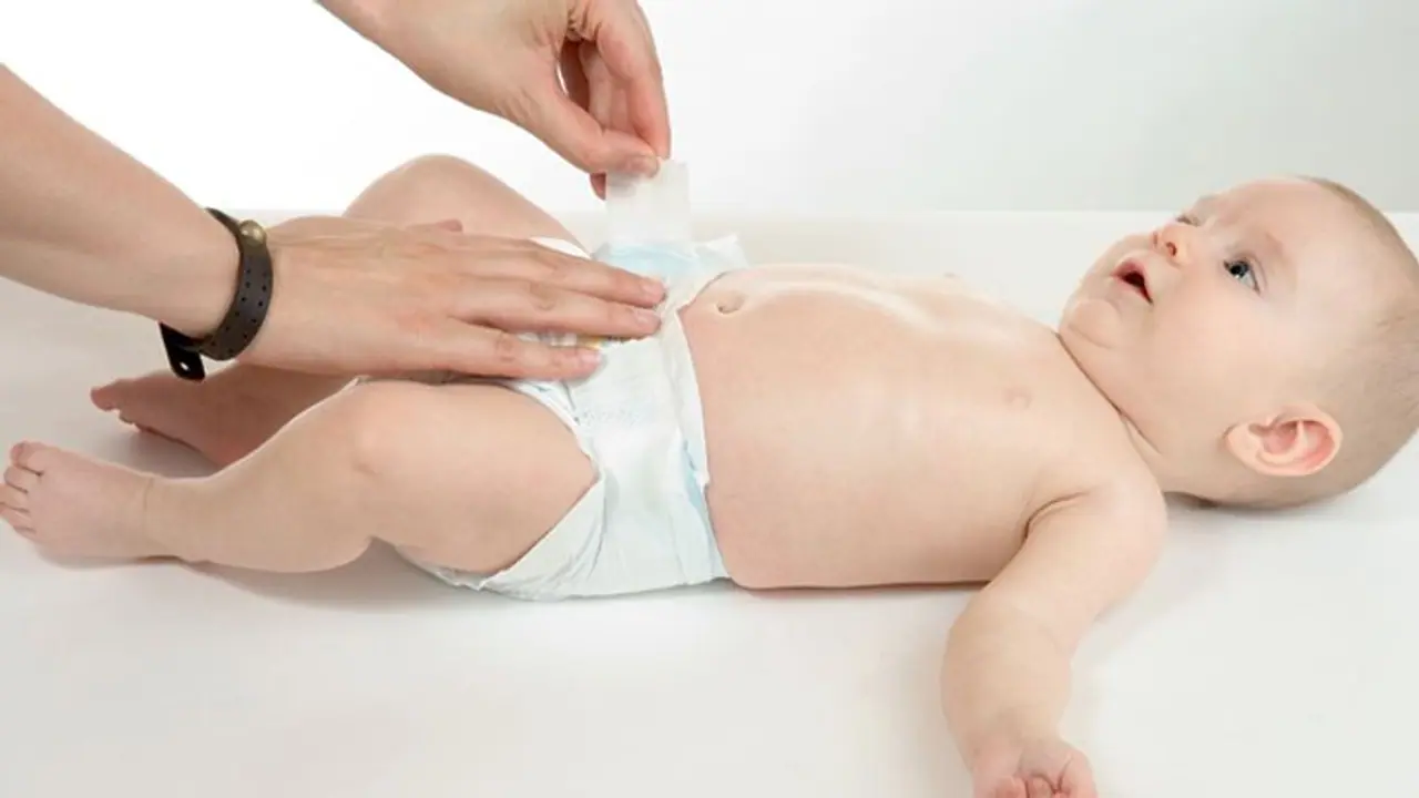 കുഞ്ഞുങ്ങൾക്ക് ഡയപ്പർ ധരിപ്പിക്കുന്നതിന് മുമ്പ് ശ്രദ്ധിക്കേണ്ട അഞ്ച് കാര്യങ്ങൾ കുഞ്ഞുങ്ങൾക്ക് ഡയപ്പർ ധരിപ്പിക്കുന്നതിന് മുമ്പ് ശ്രദ്ധിക്കേണ്ട അഞ്ച് കാര്യങ്ങൾ