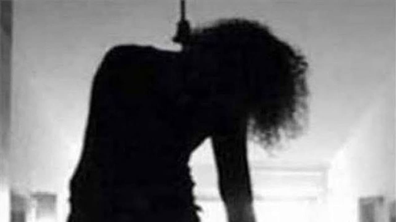 பிறந்த நாளை கொண்டாட வகுப்பறைக்குள் பீர் பாட்டில் கொண்டு வந்த மாணவி !! பள்ளி நிர்வாகம் கண்டித்தால் தற்கொலை !! பிறந்த நாளை கொண்டாட வகுப்பறைக்குள் பீர் பாட்டில் கொண்டு வந்த மாணவி !! பள்ளி நிர்வாகம் கண்டித்தால் தற்கொலை !!