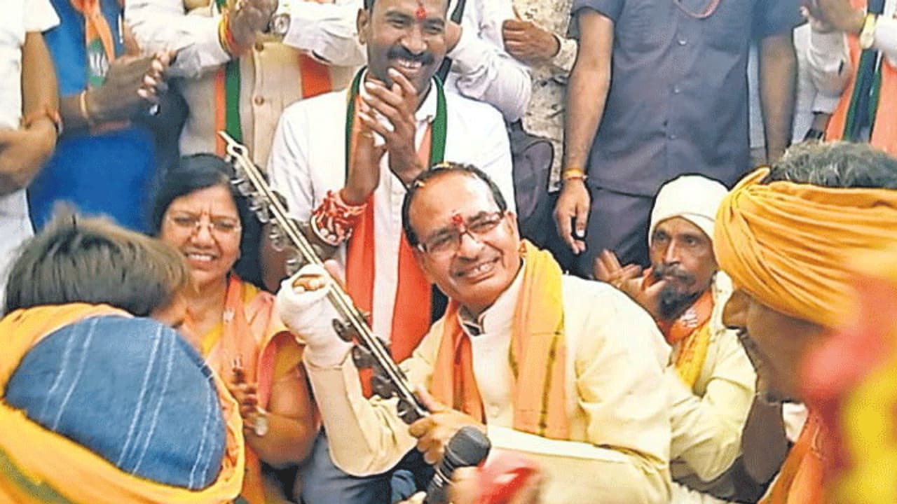 शिवराज सिंह चौहान ने इस गांव में बिताई रात, मंजीरे बजाकर गाए भजन, ये है इसके पीछे की वजह शिवराज सिंह चौहान ने इस गांव में बिताई रात, मंजीरे बजाकर गाए भजन, ये है इसके पीछे की वजह