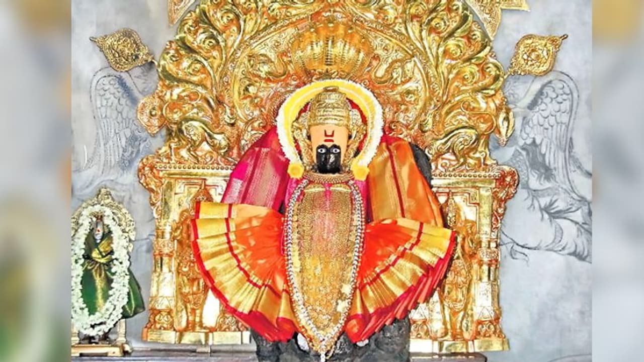 প্রসাদ হিসেবে দেওয়া হয় সোনা রুপোর গয়না টাকা! জানুন আশ্চর্য এই মহালক্ষ্মী মন্দির সম্পর্কে প্রসাদ হিসেবে দেওয়া হয় সোনা রুপোর গয়না টাকা! জানুন আশ্চর্য এই মহালক্ষ্মী মন্দির সম্পর্কে