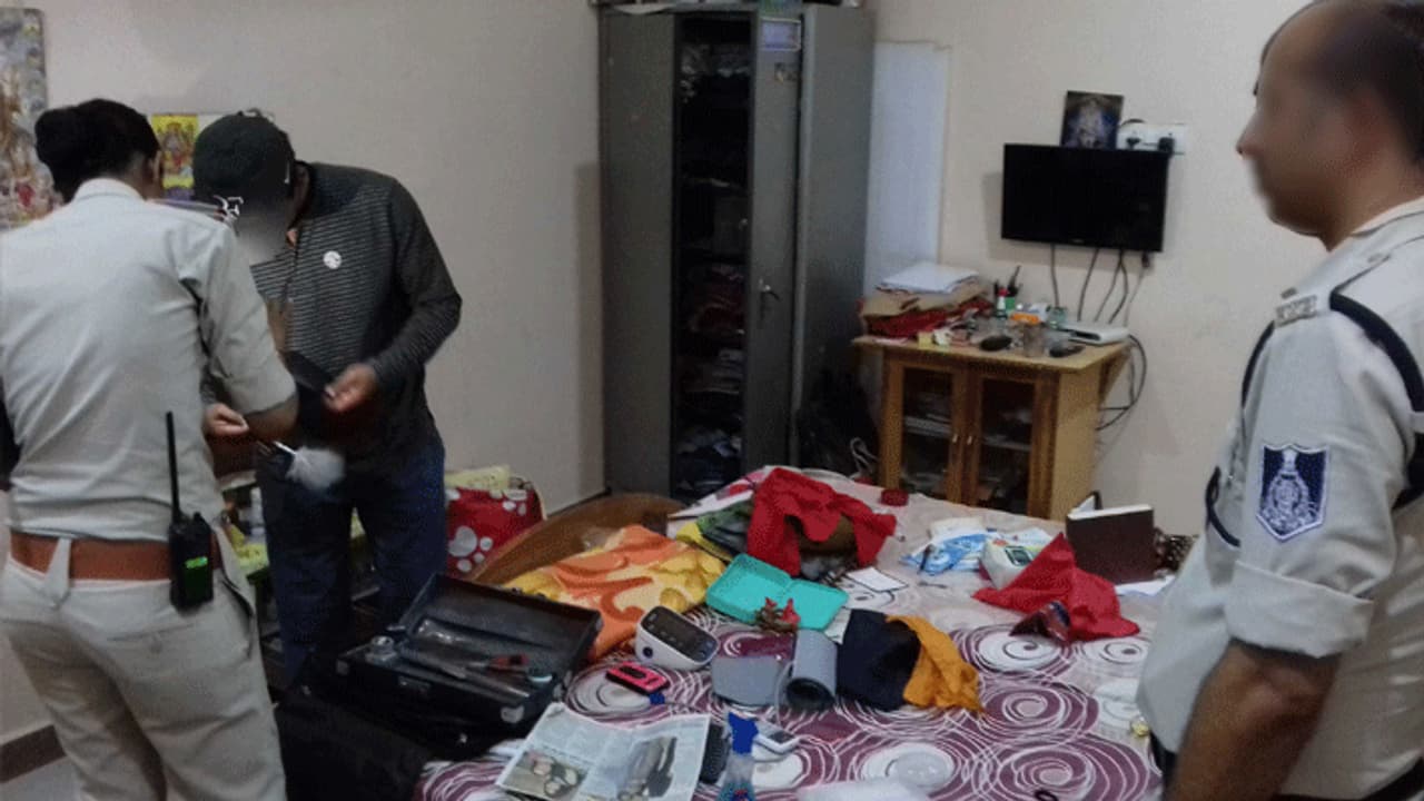 पत्नी से इतनी नफरत कि करवाचौथ की रात उसे दे दी दर्दनाक मौत, पति के पैर छूते ही चीख पड़ी वो पत्नी से इतनी नफरत कि करवाचौथ की रात उसे दे दी दर्दनाक मौत, पति के पैर छूते ही चीख पड़ी वो