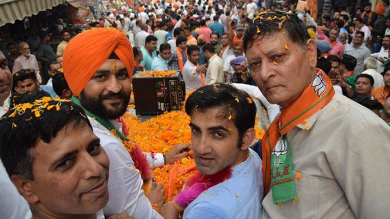 बीजेपी सांसद गौतम गंभीर ने हॉकी कप्तान संदीप सिंह के लिए कुछ यूं किया रोड शो बीजेपी सांसद गौतम गंभीर ने हॉकी कप्तान संदीप सिंह के लिए कुछ यूं किया रोड शो