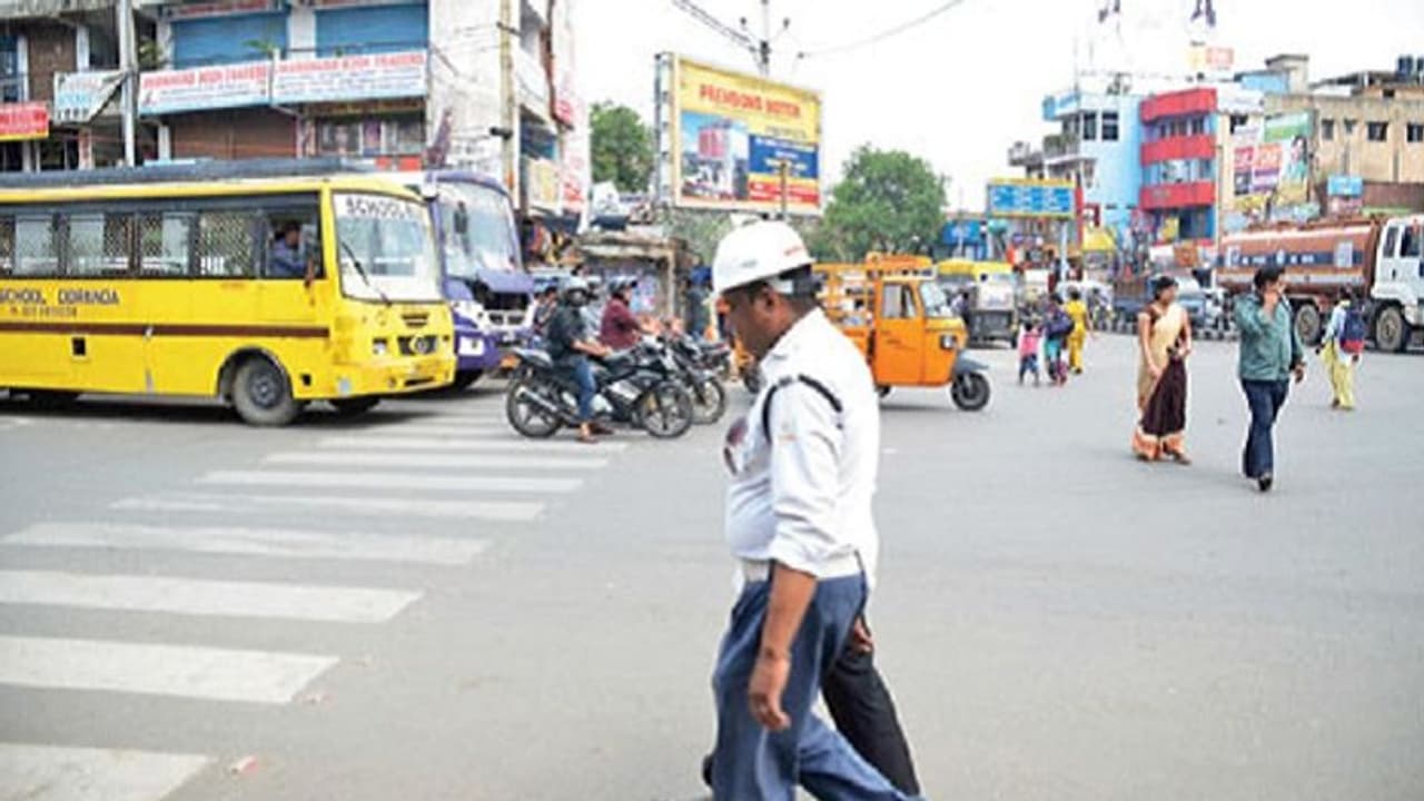 ಝೀಬ್ರಾ ಕ್ರಾಸ್ನಲ್ಲೇ ವಾಹನ ತಡೆದು ತಪಾಸಣೆ, ಟ್ರಾಫಿಕ್ ಪೊಲೀಸರ ಕಿರಿಕ್..! ಝೀಬ್ರಾ ಕ್ರಾಸ್ನಲ್ಲೇ ವಾಹನ ತಡೆದು ತಪಾಸಣೆ, ಟ್ರಾಫಿಕ್ ಪೊಲೀಸರ ಕಿರಿಕ್..!