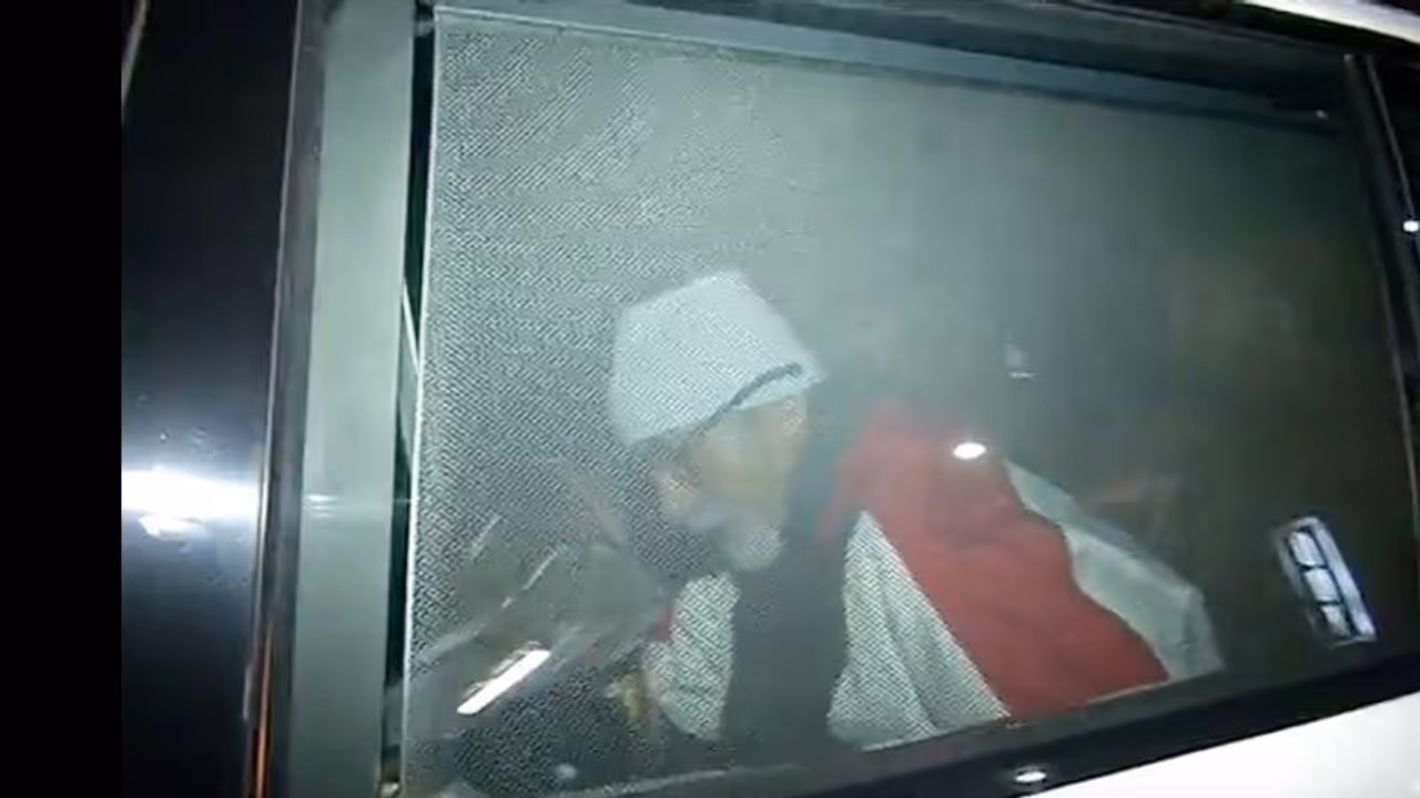 हॉस्पिटल से चार दिन बाद घर लौटे अमिताभ बच्चन, सामने आई पहली फोटो हॉस्पिटल से चार दिन बाद घर लौटे अमिताभ बच्चन, सामने आई पहली फोटो