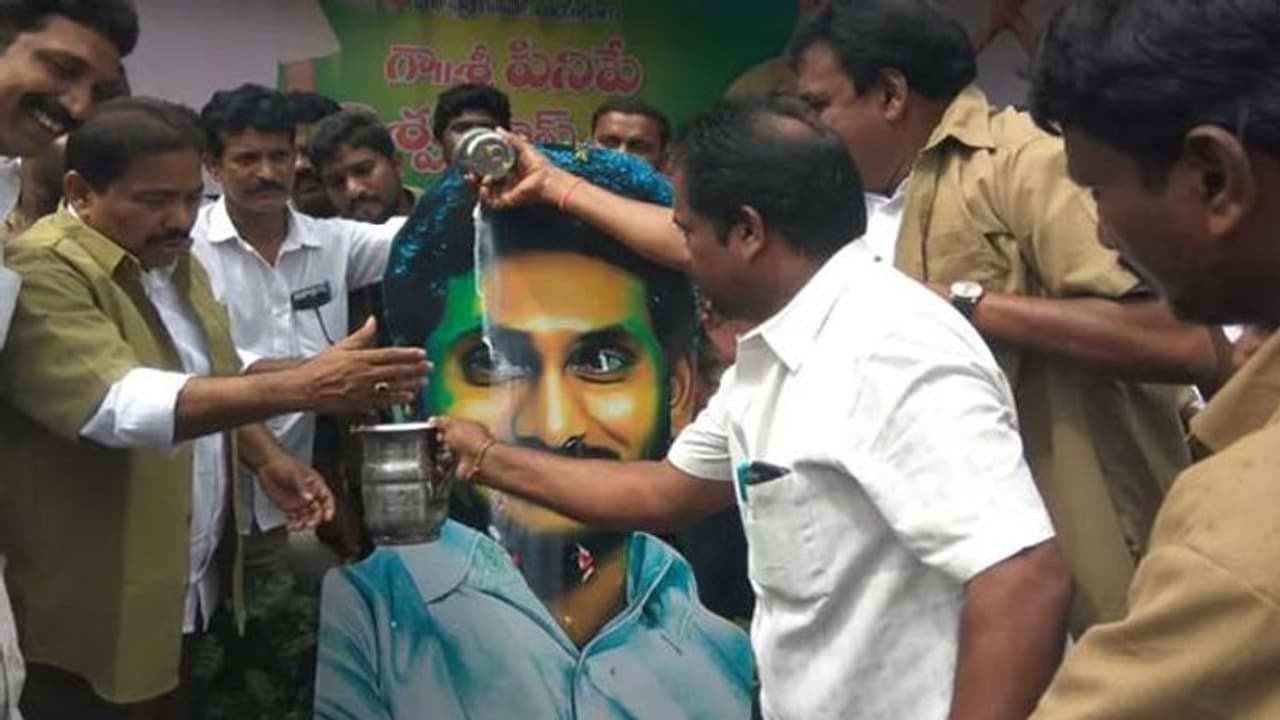 వైఎస్ జగన్ ఫ్లెక్సీకి జనసేన ఎమ్మెల్యే రాపాక క్షీరాభిషేకం