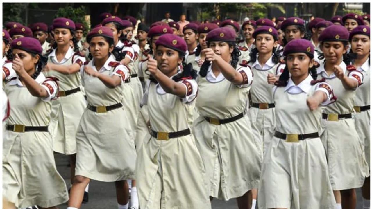 സൈനിക് സ്കൂളുകളില് ഇനി പെണ്കുട്ടികളും; ചരിത്രപരമായ നിര്ദ്ദേശത്തിന് അംഗീകാരം സൈനിക് സ്കൂളുകളില് ഇനി പെണ്കുട്ടികളും; ചരിത്രപരമായ നിര്ദ്ദേശത്തിന് അംഗീകാരം