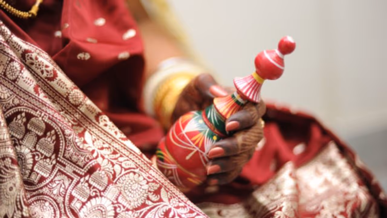 হিন্দু বিবাহ অনুযায়ী, পাত্র পাত্রী কে সাত পাকে ঘোরানো হয়, জেনে নিন এর কারণ হিন্দু বিবাহ অনুযায়ী, পাত্র পাত্রী কে সাত পাকে ঘোরানো হয়, জেনে নিন এর কারণ