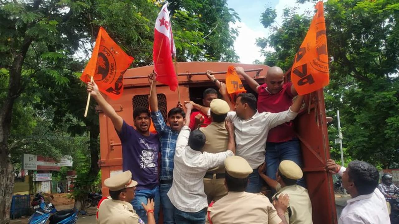 telangana bandh live updates: అబిడ్స్ లో లక్ష్మణ్, ఎంజిబిఎస్ వద్ద కాంగ్రెస్ నేతల అరెస్ట్ telangana bandh live updates: అబిడ్స్ లో లక్ష్మణ్, ఎంజిబిఎస్ వద్ద కాంగ్రెస్ నేతల అరెస్ట్