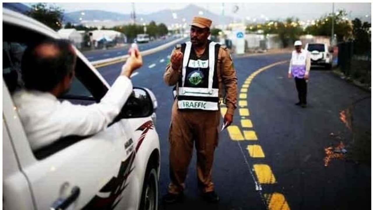 സൗദിയില് വാഹനങ്ങളില് വിദേശ നമ്പര് പ്ലേറ്റ് ഘടിപ്പിച്ചാല് 'പണികിട്ടും' സൗദിയില് വാഹനങ്ങളില് വിദേശ നമ്പര് പ്ലേറ്റ് ഘടിപ്പിച്ചാല് 'പണികിട്ടും'