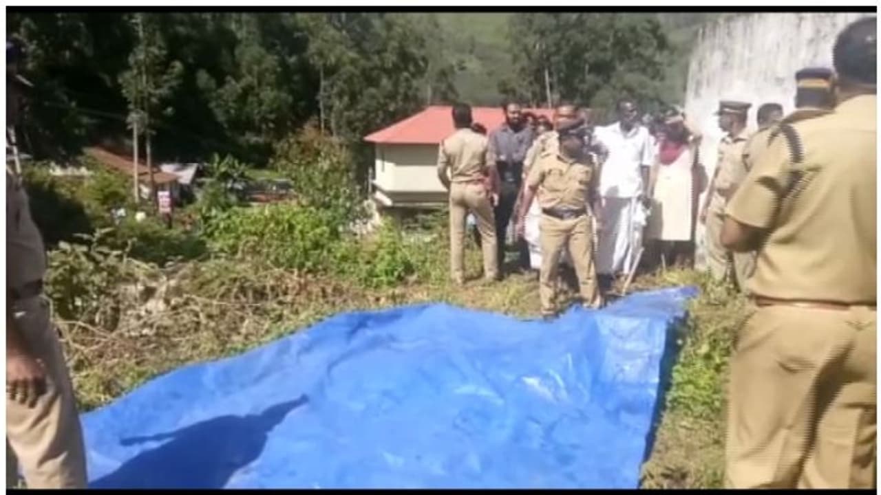 വട്ടവടയിലെ നവജാതശിശുവിന്റെ മരണം; മൃതദേഹം പുറത്തെടുത്തു, പോസ്റ്റുമോര്ട്ടം ഇന്ന് വട്ടവടയിലെ നവജാതശിശുവിന്റെ മരണം; മൃതദേഹം പുറത്തെടുത്തു, പോസ്റ്റുമോര്ട്ടം ഇന്ന്