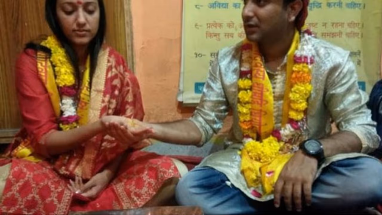 घर लौटी बेटी को देख सातवें आसमान पर पहुंचा पिता का गुस्सा, पूछा तेरे साथ ये कौन है...चौंकाने वाला था जवाब घर लौटी बेटी को देख सातवें आसमान पर पहुंचा पिता का गुस्सा, पूछा तेरे साथ ये कौन है...चौंकाने वाला था जवाब