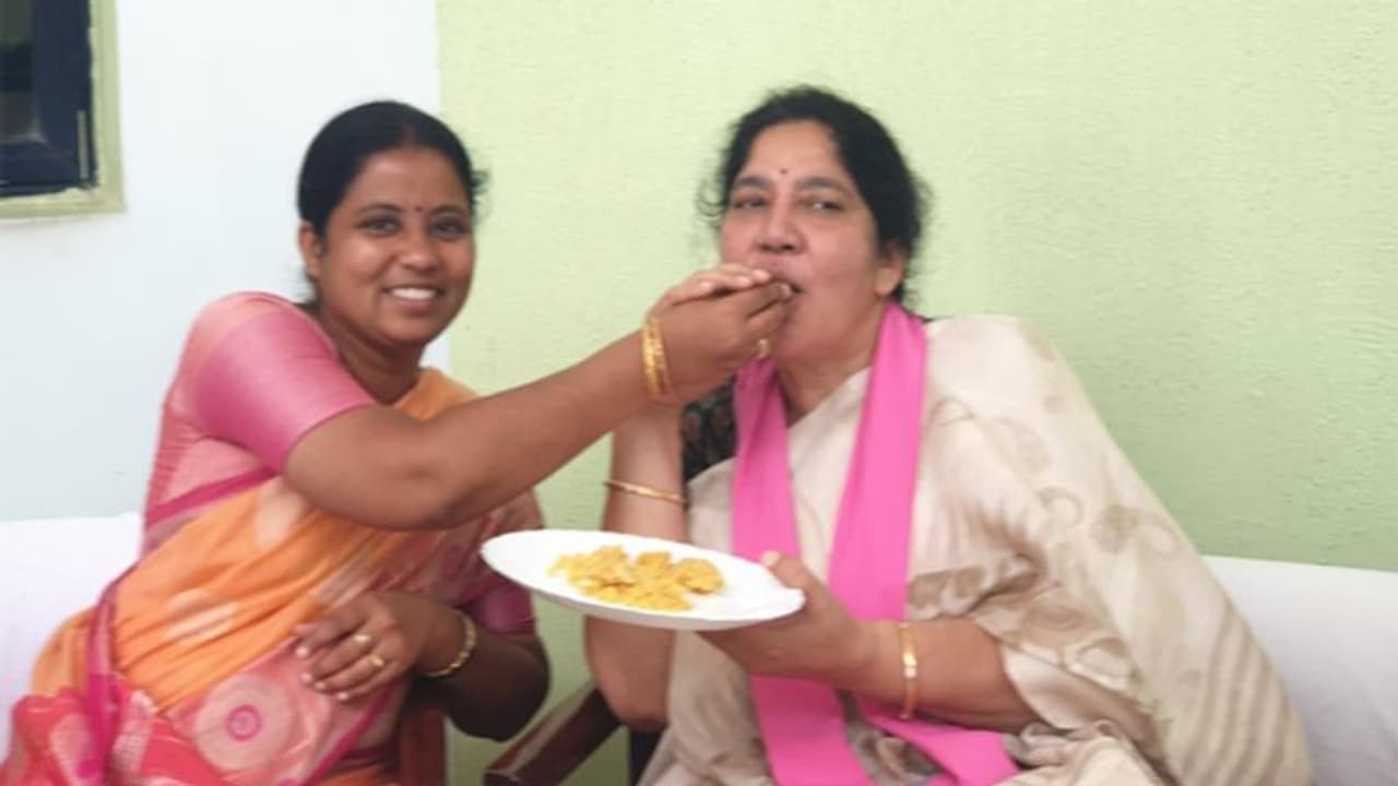 నానమ్మ అయిన సత్యవతీ రాథోడ్: స్వీట్స్ తినిపించిన కవిత, హరిప్రయ నానమ్మ అయిన సత్యవతీ రాథోడ్: స్వీట్స్ తినిపించిన కవిత, హరిప్రయ