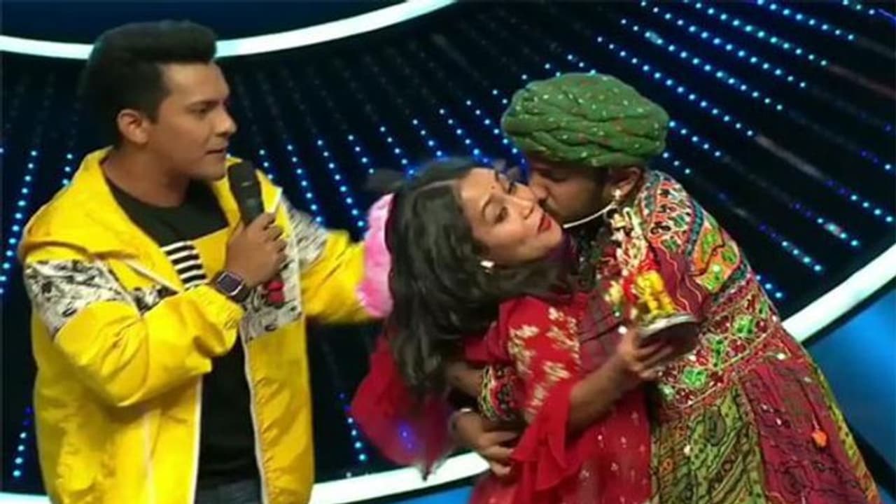 స్టేజ్ మీద జడ్జిని ముద్దు పెట్టుకున్న కంటెస్టంట్.. వీడియో వైరల్!