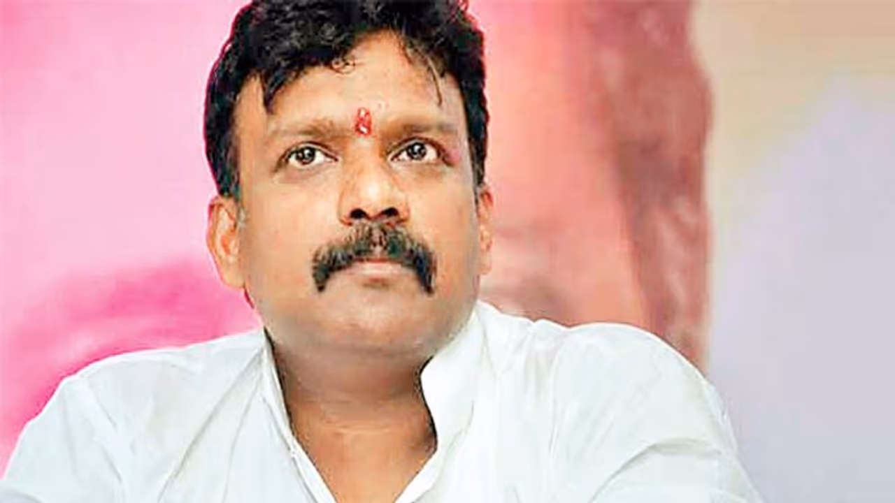 जेल से बीमारी का बहाना बनाकर भागे NCP विधायक, पुलिस ने छापेमारी कर 53 लाख कैश के साथ पकड़ा जेल से बीमारी का बहाना बनाकर भागे NCP विधायक, पुलिस ने छापेमारी कर 53 लाख कैश के साथ पकड़ा