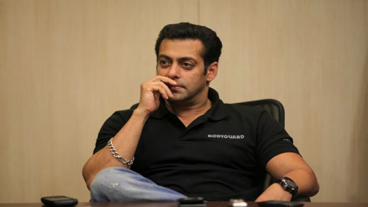 விஜய்படத்தை அங்குல அங்குலமாக ரசித்த சல்மான்கான்...!! அந்தரத்தில் பறக்கும் தளபதி வெறியர்கள்..!! விஜய்படத்தை அங்குல அங்குலமாக ரசித்த சல்மான்கான்...!! அந்தரத்தில் பறக்கும் தளபதி வெறியர்கள்..!!