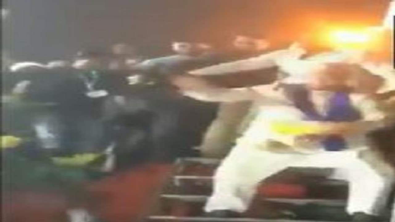 ಪ್ರಚಾರ ಸಭೆಯಲ್ಲಿ ಅಸದುದ್ದೀನ್ ಒವೈಸಿ ಡ್ಯಾನ್ಸ್: ಟ್ವಿಟ್ಟರ್ ಗಾನ್ ಮ್ಯಾಡ್!