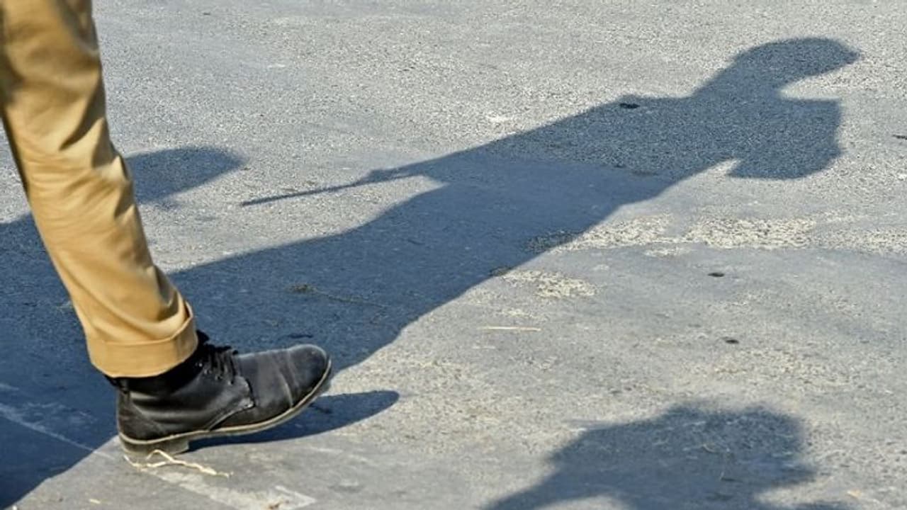 ಬೂಟುಗಾಲಿನಿಂದ ಒದ್ದು ದೌರ್ಜನ್ಯ ತೋರಿದ ಸಿಪಿಐ ಬೂಟುಗಾಲಿನಿಂದ ಒದ್ದು ದೌರ್ಜನ್ಯ ತೋರಿದ ಸಿಪಿಐ