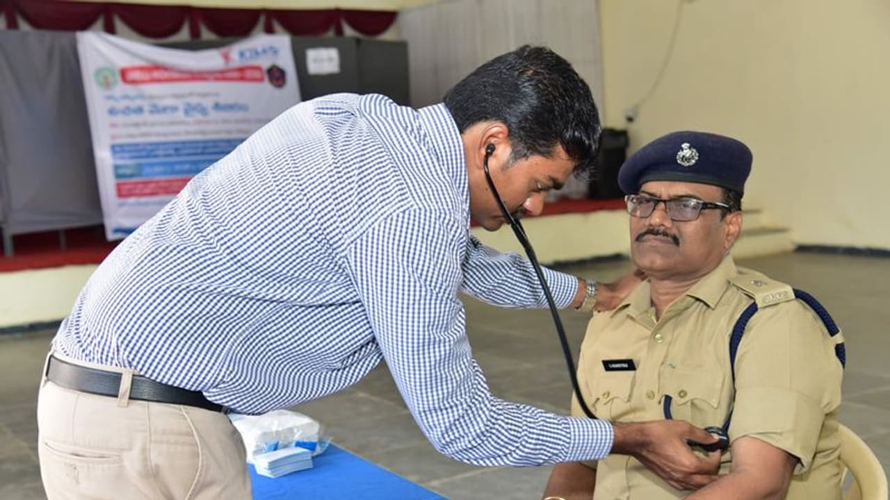 పోలీస్ అమరవీరుల వారోత్సవాలు... కర్నూల్ లో మెగా వైద్యశిబిరం