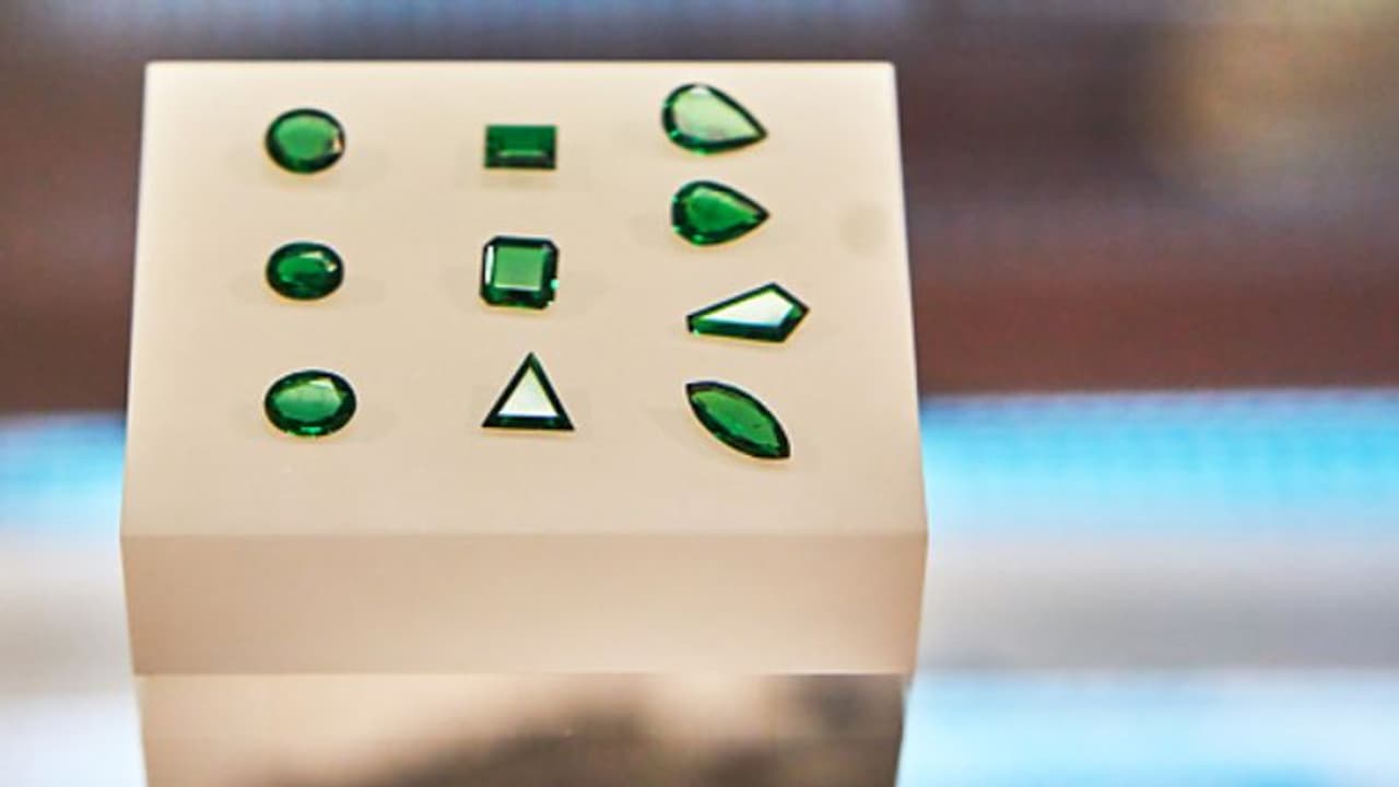 ঠকবেন না, নিজেই পরখ করে চিনে নিন আসল পান্না